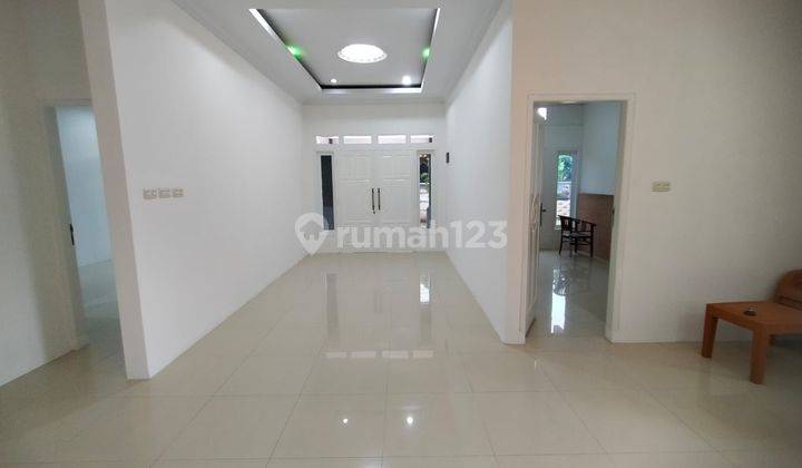 Rumah Bagus Semi Furnished SHM di Jl Raya Mampang Depok, Depok 2