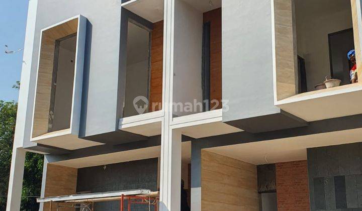 Rumah Bagus Unfurnished SHM di Jl Putri Tunggal, Depok 2