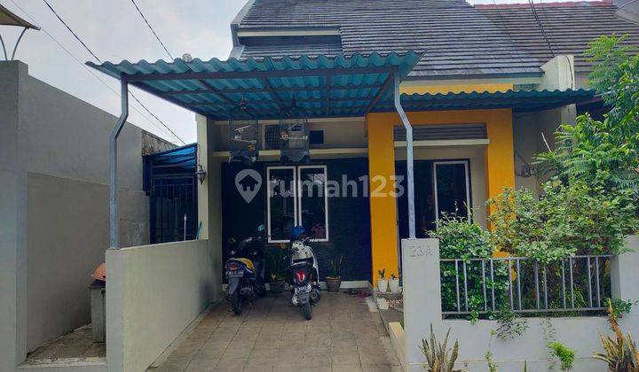 Rumah 2 Lantai Sudah Renovasi Semi Furnished SHM di Jl Raya Pramuka, Depok 1