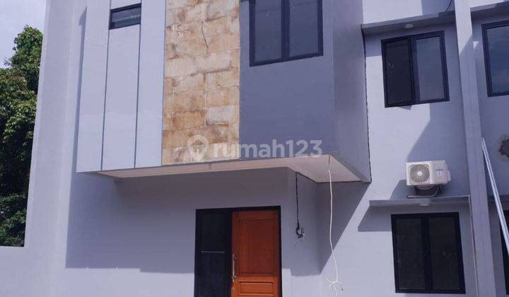 Rumah 2 Lantai Sudah Renovasi Unfurnished SHM di Jl Raya Kalimulya, Depok 1