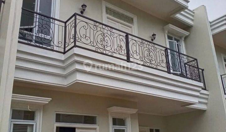 Rumah 2 Lantai Bagus Unfurnished SHM di Jl Kemang Raya, Depok 1