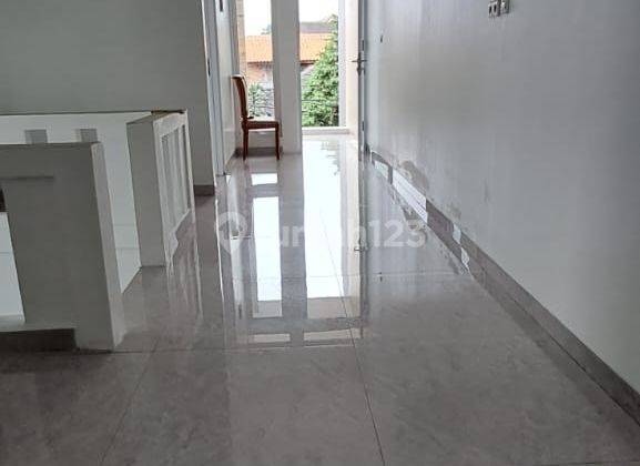 Rumah 2 Lantai Bagus Unfurnished SHM di Jakarta Selatan 12