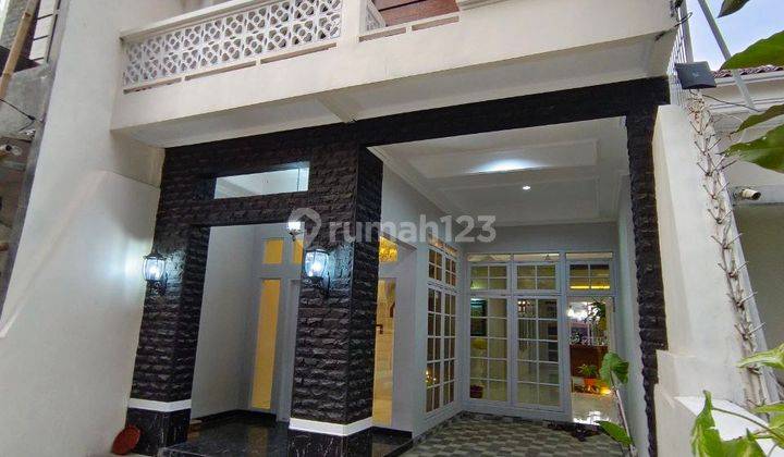 Rumah 3 Lantai Bagus Semi Furnished SHM di Jl Megapolitan Cinere, Depok 1