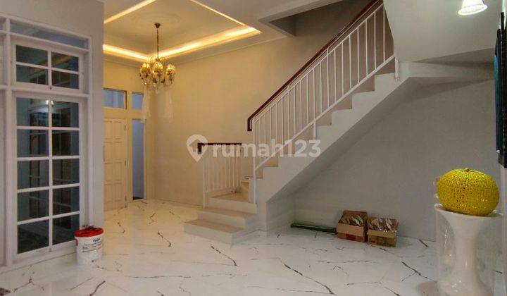 Rumah 3 Lantai Bagus Semi Furnished SHM di Jl Megapolitan Cinere, Depok 2