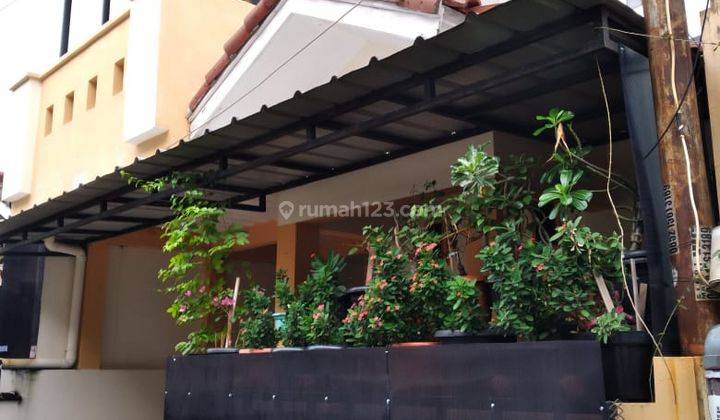 Rumah 2 Lantai Bagus Semi Furnished SHM di Jl Raya Kukusan, Depok 1