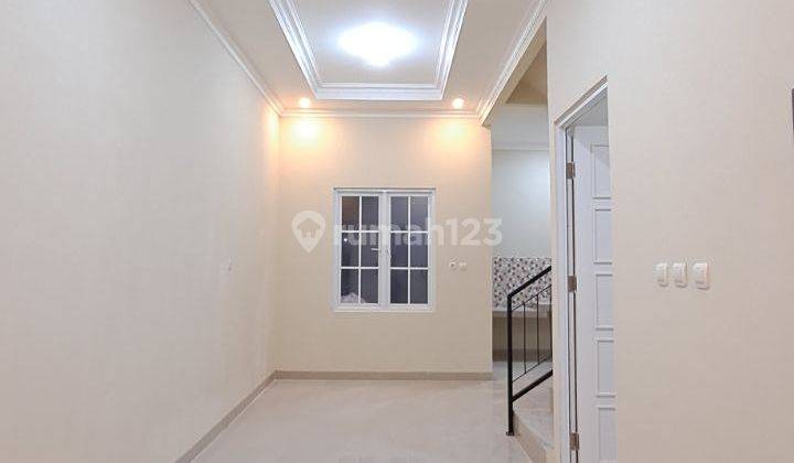 Rumah 2 Lantai Bagus Semi Furnished SHM di Jl Raya Kalimulya, Depok 2