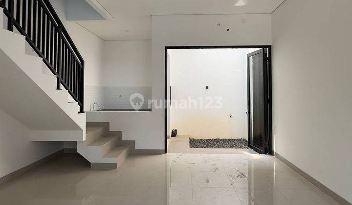 Rumah 2 Lantai Bagus Unfurnished SHM di Jl Raya Cinere, Jakarta Selatan 1