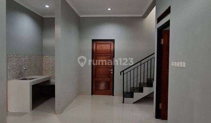 Rumah 2 Lantai SHM Bagus hadap Timur di Jln raya meruyung 