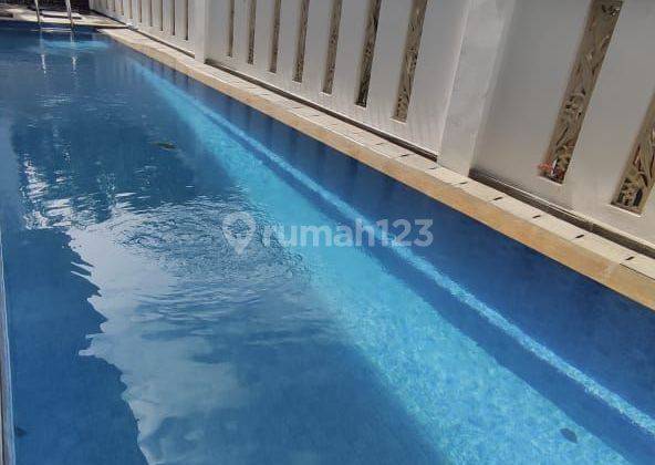 Rumah mewah hook swimming pool fully furnish lantai marmer kondisi bagus  2