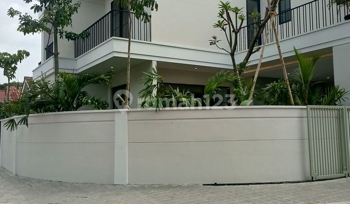 Dijual Cepat Rumah Cantik Harga Menarik Posisi Hook Rumah Baru Model Clasik Strategis  2