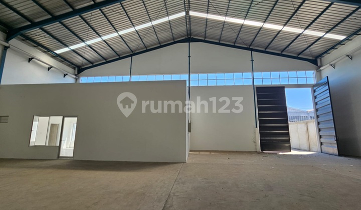 Gudang Baru Gress Konstruksi Kokoh Parkir Luas di Gedangan Sda