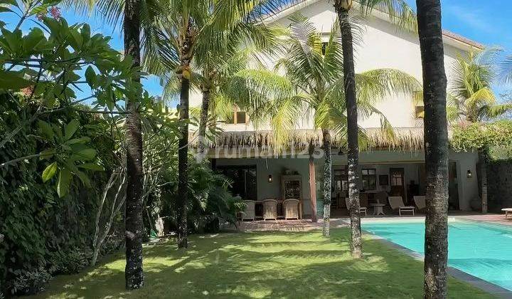 Villa Keren Eropa Style Dg Taman Luas Dekat Pantai Pererenan Bali 1