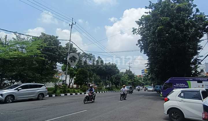 Strategic Main Road Ruko Former Bank, in front of Adi Husada Hospital, Undaan. 2