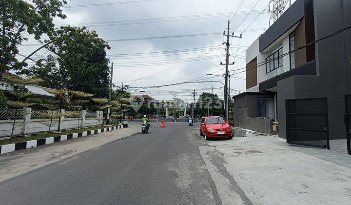 Rumah Baru Desain Mewah Jl Utama Kutisari Indah Bebas Banjir Row 4 Mobil 2