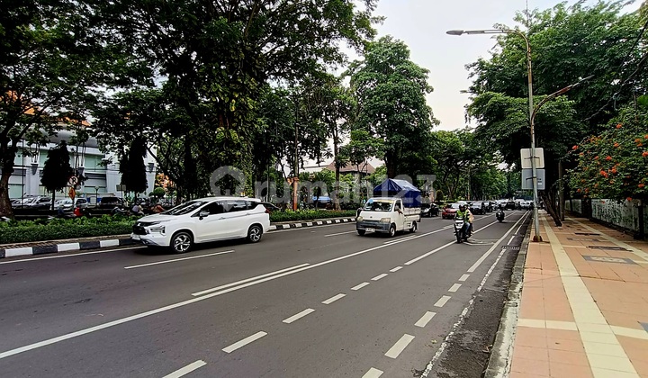 Stock Limited Colonial House on Darmo Main Road, Central Surabaya, Suitable for Restaurant and Office.