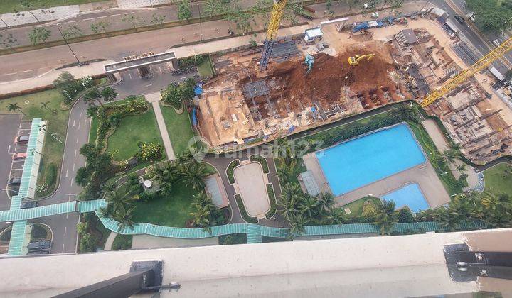 kolam renang apartemen skyhouse 2 kamar tidur