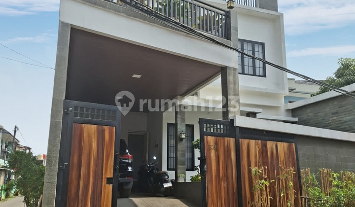 Rumah Minimalis. 3 Lantai. 6 Kamar.shm. Dekat Akses Toll Rumah Minimalis. 3 Lantai. 6 Kamar.shm. Dekat Akses Toll