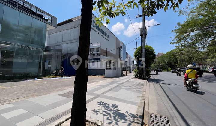 Building for rent, former car showroom on HR Muhammad Street, Surabaya