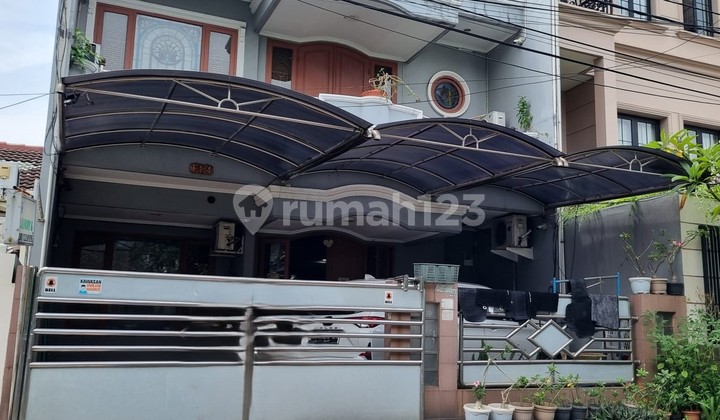 Rumah 2 lantai hitung tanah di Puri Indah Rumah 2 lantai hitung tanah di Puri Indah