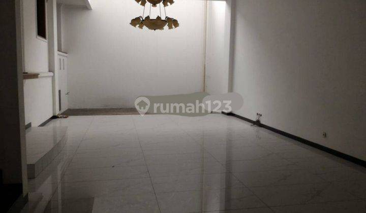 Rumah masih bagus dengan 2,5 lantai dan lantai marmer di permata buana 2