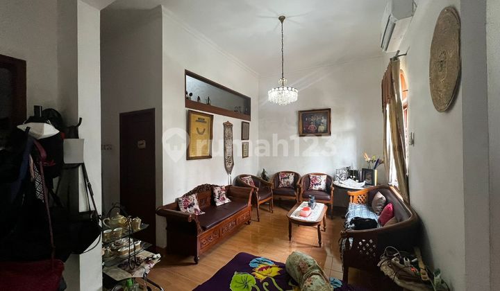 Rumah bagus 2 lantai dengan lokasi depan taman di Taman Meruya illir