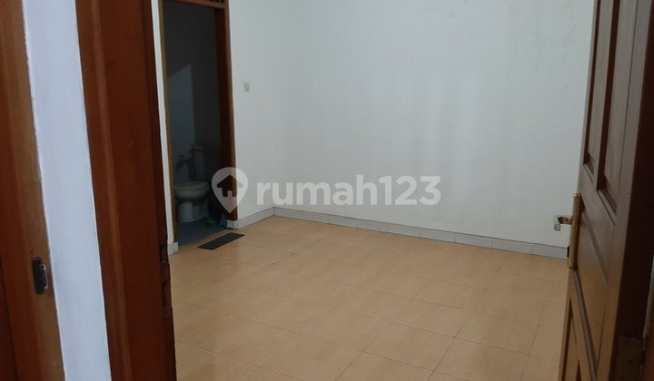 Rumah bagus dan murah 2 lantai di Kebon Jeruk Intercon 2