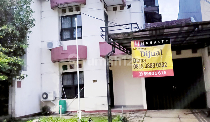 For Sale: House in Dago Lippo Cikarang Hot Listing, Wide Street Row.