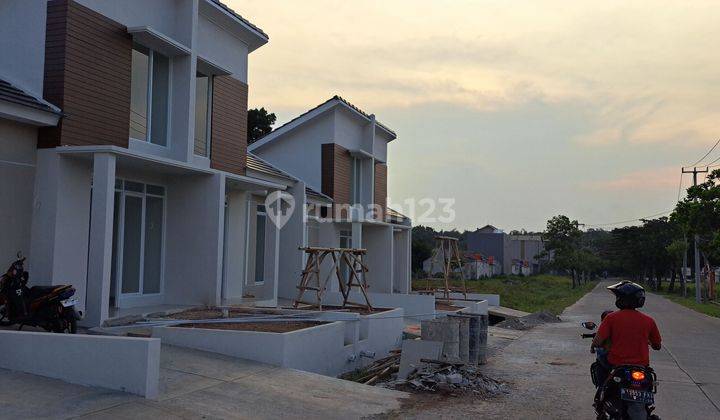 Rumah Semi Mezzanine Di Jalan Utama Grand Cikarang Village  1