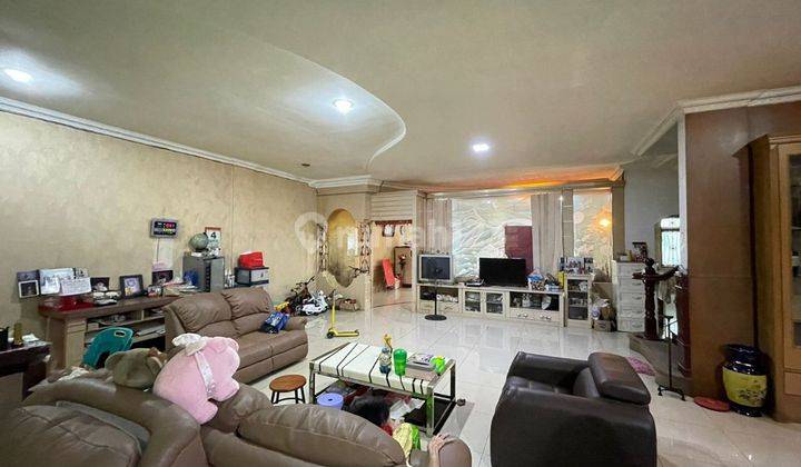 ruang keluarga villa lebar 10 meter di