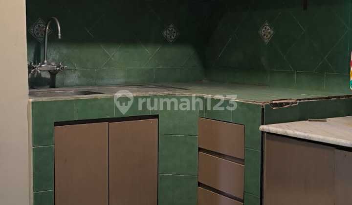 Exclusive MPR Complex Residence, Comfortable & Strategic!