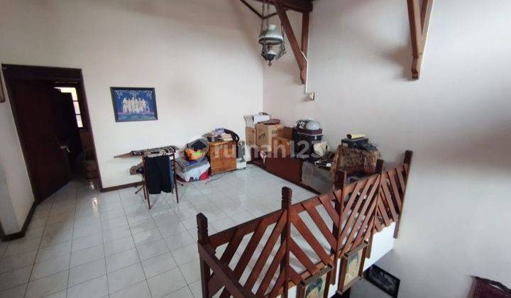 Rumah terawat pusat kota sayap buah batu batununggal banding Rumah 2