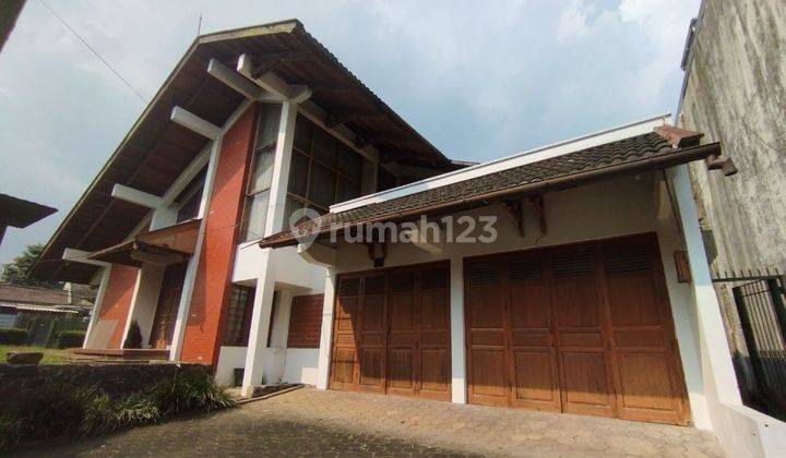 Rumah hoek bagus terawat di jalan dangdeur Surya sumantri bandung 1