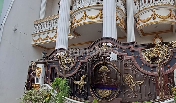 3-Storey House with 2 Front and Back Facades, Ready to Occupy