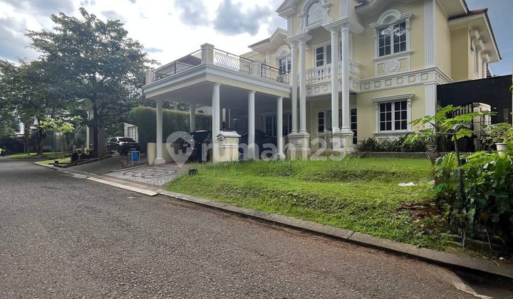 2-Story House in Front of Green Belt, Lush and Cool 2