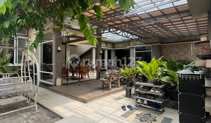 Luxurious House with Large Land and Ready-to-Live Building in a Strategic Location 2