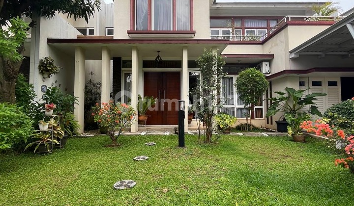 Rumah 2 Lantai Hadap Taman Asri dan Sejuk