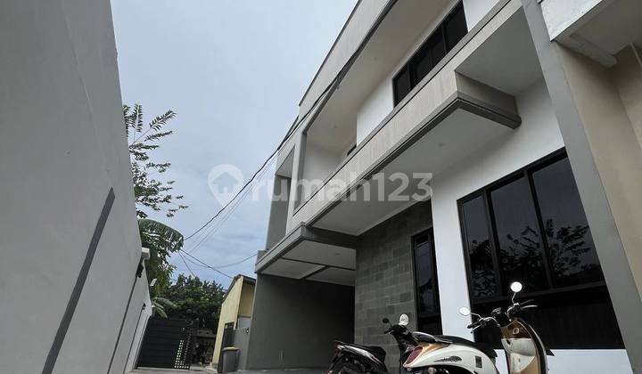 Rumah 3 Lantai Dekat Stasiun Lrt Harjamukti