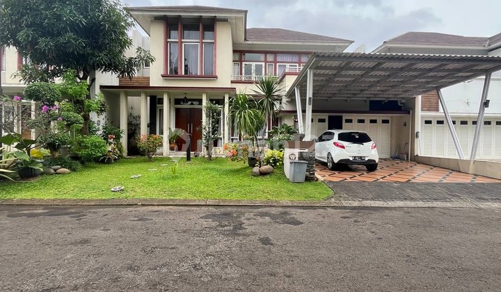 2-Story House Facing a Lush and Cool Garden 2