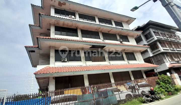 For Quick Sale: Hook-Type Row House, South Bandengan. Parking Fits 10 Cars with 11500 Kwh Electricity. SHM, Strategic Location. Good Price, Negotiable. Contact Us Immediately!!! 2