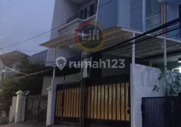 Rumah 3 Lantai di Summagung Kelapa Gading Jakarta Utara 