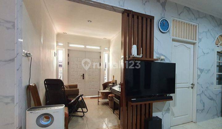 Rumah Bagus Semi Furnished SHM di Kranggan Permai , Bekasi 2