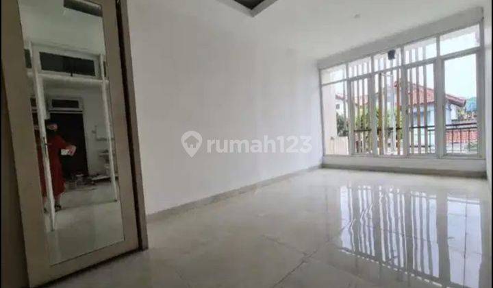 Rumah 2 Lantai Bagus Unfurnished SHM di Raffles Hills Cibubur, Jakarta Timur 2