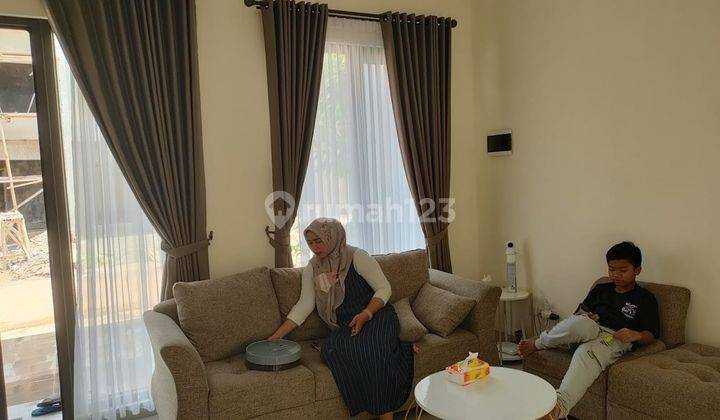 ruang tamu rumah 2 lantai siap huni