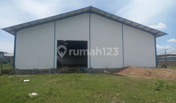 Gudang Strategis Dengan Parkiran Yang Luas