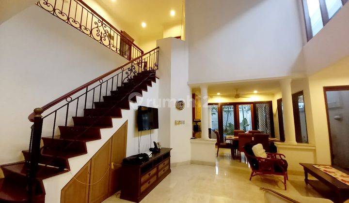 Rumah di Pejaten Barat ada Kolam renang dua lantai bagus dan mewah harga murah