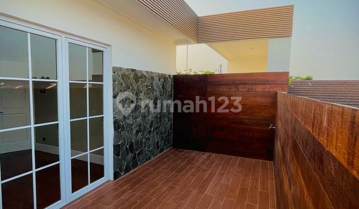 The Icon BSD City Tangerang new building luxurious American classic 2-story house.