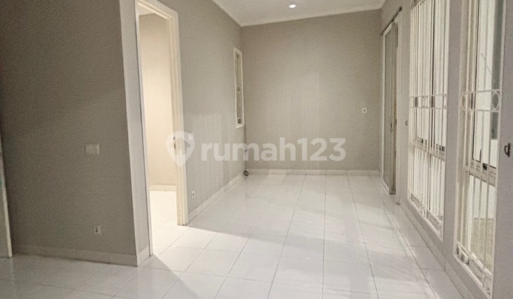 Modern House in BSD Serpong Tangerang, Large Land Area, Still Has Open Yard 2