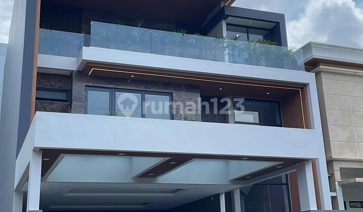 Rumah 3 Lantai SHM di Sambikerep