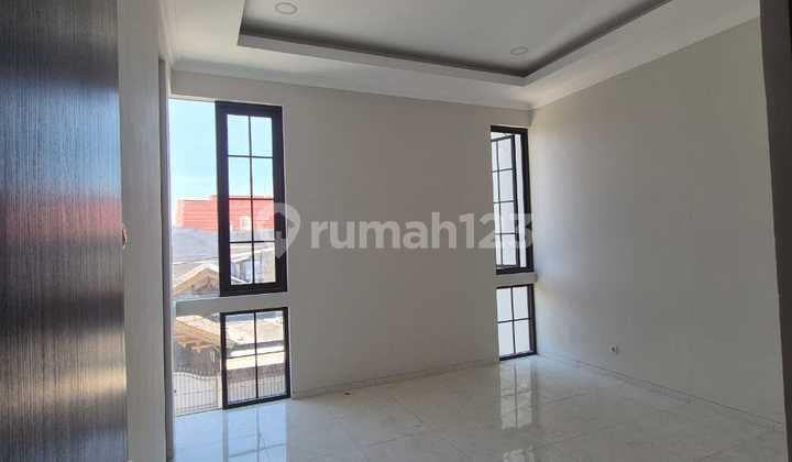 Rumah Baru Terenovasi Unfurnished SHM Rungkut, Surabaya 2