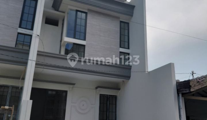 Rumah Terenovasi Semi Furnished Nyaman Huni SHM Wiyung, Surabaya 2